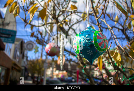 Flache Tiefenschärfe Foto von bunten Weihnachtsschmuck hängen von Baum in Clinton, New Jersey, in der Hunterdon County, auf hellen Herbst Tag Stockfoto