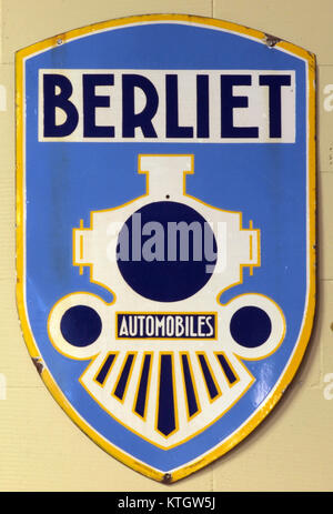Dieses emaillierte Werbeschild für Berliet Automobiles ist im den Hartog Ford Museum ausgestellt. Das Schild unterstreicht Berliets historischen Einfluss auf die Automobilindustrie und seine Rolle bei der Automobilinnovation im frühen 20. Jahrhundert. Stockfoto