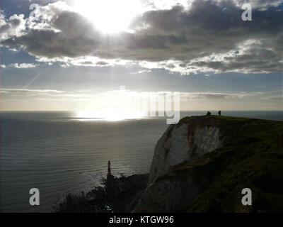 Beachy Head ist eine prominente Kreidefelse an der Südküste Englands. Mit einer Höhe von 162 Metern über dem Meeresspiegel ist er der höchste Punkt der Sussex Downs. Die Gegend ist bekannt für ihre malerische Aussicht und zieht Besucher und Wanderer an. Es ist auch ein bekanntes Wahrzeichen für seine dramatischen Klippen, die Panoramablicke über den Ärmelkanal bieten. Der Ort wird oft mit seiner natürlichen Schönheit und historischen Bedeutung in Verbindung gebracht. Stockfoto