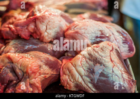 Dieser Titel bezieht sich wahrscheinlich auf das Rinderherz, eine Art Organfleisch, das in verschiedenen kulinarischen Praktiken häufig verwendet wird, insbesondere wegen seines reichen Nährwerts. Stockfoto