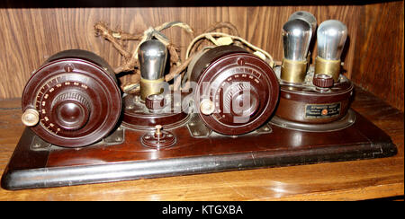 Der Atwater Kent Typ TA ist ein klassischer Funkdetektor, gepaart mit einem 2-stufigen AF-Verstärker. Diese historische Ausstattung, die im Bayernhof Museum ausgestellt wurde, repräsentiert die frühen Fortschritte der Funktechnik aus dem frühen 20. Jahrhundert. Stockfoto