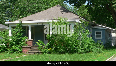 Das Bild zeigt einen Ort in Beatrice, Nebraska, speziell an der 710 N 11th Street. Dieser Teil der Stadt spiegelt typisch amerikanische Wohn- und Stadtgebiete im Mittleren Westen wider. Stockfoto