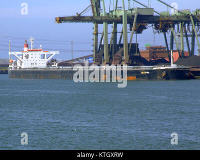 Die Beaufiks, ein Schiff mit der IMO-Nummer 9311816 und dem Rufzeichen H8HE, dockte am 8. April 2007 im Hafen von Rotterdam an. Das Schiff ist Teil des globalen Seeverkehrssystems und dieses Foto fängt einen Moment auf seiner Reise innerhalb eines großen internationalen Hafens ein. Stockfoto
