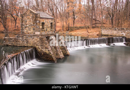 Äußere tagsüber lange Belichtung Foto von Stein Struktur am Dam und Wasserfall auf Speedwell See in Morristown, New Jersey in Morris County Stockfoto