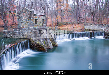 Äußere tagsüber lange Belichtung Foto von Stein Struktur am Dam und Wasserfall auf Speedwell See in Morristown, New Jersey in Morris County Stockfoto