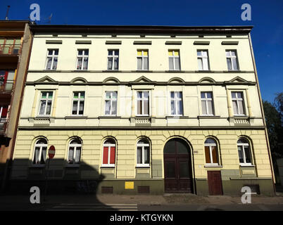 Foto am 7. Juli 2013 entlang der Pomorska Straße in Bydgoszcz, Polen, mit der urbanen Landschaft und Architektur der Stadt. Stockfoto