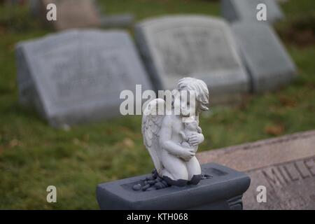 Äußere tagsüber flache Tiefenschärfe Foto von cherub Engel auf Grabstein in Mt. Hoffe Friedhof in Rochester, New York im Monroe County Stockfoto