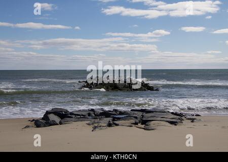 Äußere tagsüber Foto von Felsen vor der Küste von Strand in Spring Lake, New Jersey, an sonnigen Morgen Stockfoto