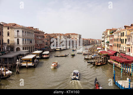 Luftbild des Canal Grande (Grand) mit vielen Boote, Gondeln und alten, historischen Gebäuden in Venedig/Italien. Es ist auf mehr als 100 kleine Isla gebaut Stockfoto