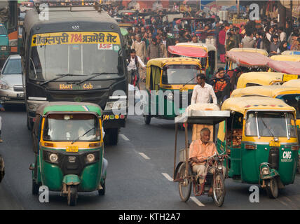 Verkehrsreichen Straße in Neu Delhi, Indien Stockfoto