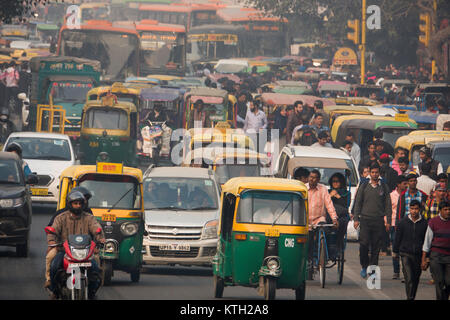 Verkehrsreichen Straße in Neu Delhi, Indien Stockfoto