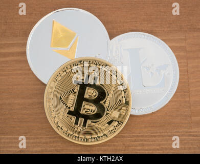 Echten Münzen verschiedener cryptocurrency Bitcoin Astraleums und Litecoin Stockfoto