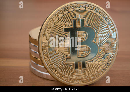 Stapel von echten Golden bitcoin auf hölzernen Hintergrund Stockfoto