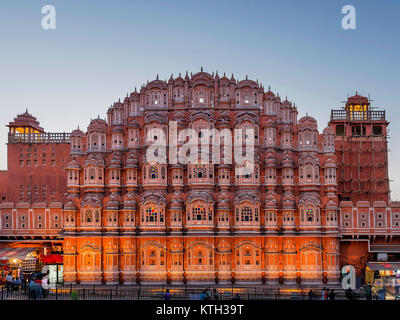 Die schönen Hawa Mahal, Palast der Winde, die in der nächtlichen Beleuchtung, Jaipur, Rajasthan, Indien Stockfoto