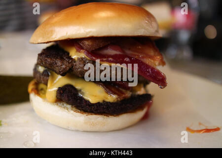 Eine saftige double Cheeseburger mit Speck Stockfoto