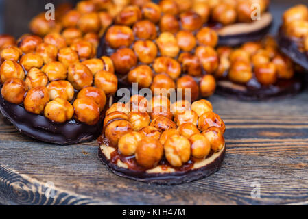 Köstliches Gebäck mit Haselnüssen Stockfoto