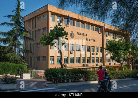 Rathaus in Cassano allo Jonio, einer von fünf kalabrischen Stadt Räte für Mafia Infiltration aufgelöst, die Anderen, Lamezia Terme, Cassano allo Jonio, Isola Capo Rizzuto, Marina di Gioiosa Jonica und Petronà. Lamezia Terme, mit über 70.000 Einwohnern die drittgrößte Stadt in Kalabrien nach Reggio Calabria und Catanzaro. Es hat jetzt für Mafia drei Mal aufgelöst. Die anderen Gelegenheiten wurden in den Jahren 1991 und 2003. Wo: Cassano all'Ionio, Kalabrien, Italien Wann: 24 Aug 2017 Quelle: IPA/WENN.com ** Nur für die Veröffentlichung in Großbritannien, den USA, Deutschland, Österreich, Schweiz ** verfügbar Stockfoto