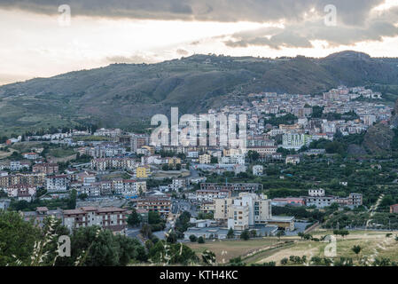 Cassano allo Jonio, einer von fünf kalabrischen Stadt Räte für Mafia Infiltration aufgelöst, die Anderen, Lamezia Terme, Cassano allo Jonio, Isola Capo Rizzuto, Marina di Gioiosa Jonica und Petronà. Lamezia Terme, mit über 70.000 Einwohnern die drittgrößte Stadt in Kalabrien nach Reggio Calabria und Catanzaro. Es hat jetzt für Mafia drei Mal aufgelöst. Die anderen Gelegenheiten wurden in den Jahren 1991 und 2003. Wo: Cassano all'Ionio, Kalabrien, Italien Wann: 24 Aug 2017 Quelle: IPA/WENN.com ** Nur für die Veröffentlichung in Großbritannien, den USA, Deutschland, Österreich, Schweiz ** verfügbar Stockfoto