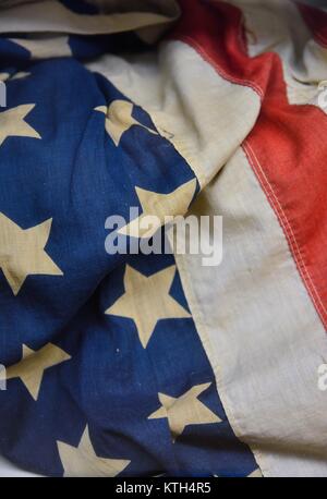 Alt, abgenutzt und schmutzig US Flag Stockfoto