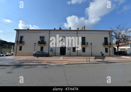 Isola di Capo Rizzuto, einer von fünf kalabrischen Stadt Räte für Mafia Infiltration aufgelöst, die Anderen, Lamezia Terme, Cassano allo Jonio, Marina di Gioiosa Jonica und Petronà. Lamezia Terme, mit über 70.000 Einwohnern die drittgrößte Stadt in Kalabrien nach Reggio Calabria und Catanzaro. Es hat jetzt für Mafia drei Mal aufgelöst. Die anderen Gelegenheiten wurden in den Jahren 1991 und 2003. Wo: Isola di Capo Rizzuto, Kalabrien, Italien Wann: 23 Aug 2017 Quelle: IPA/WENN.com ** Nur für die Veröffentlichung in Großbritannien, den USA, Deutschland, Österreich, Schweiz ** verfügbar Stockfoto