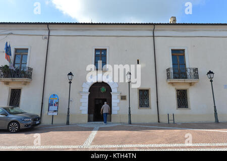 Isola di Capo Rizzuto, einer von fünf kalabrischen Stadt Räte für Mafia Infiltration aufgelöst, die Anderen, Lamezia Terme, Cassano allo Jonio, Marina di Gioiosa Jonica und Petronà. Lamezia Terme, mit über 70.000 Einwohnern die drittgrößte Stadt in Kalabrien nach Reggio Calabria und Catanzaro. Es hat jetzt für Mafia drei Mal aufgelöst. Die anderen Gelegenheiten wurden in den Jahren 1991 und 2003. Wo: Isola di Capo Rizzuto, Kalabrien, Italien Wann: 23 Aug 2017 Quelle: IPA/WENN.com ** Nur für die Veröffentlichung in Großbritannien, den USA, Deutschland, Österreich, Schweiz ** verfügbar Stockfoto