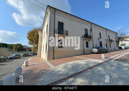 Isola di Capo Rizzuto, einer von fünf kalabrischen Stadt Räte für Mafia Infiltration aufgelöst, die Anderen, Lamezia Terme, Cassano allo Jonio, Marina di Gioiosa Jonica und Petronà. Lamezia Terme, mit über 70.000 Einwohnern die drittgrößte Stadt in Kalabrien nach Reggio Calabria und Catanzaro. Es hat jetzt für Mafia drei Mal aufgelöst. Die anderen Gelegenheiten wurden in den Jahren 1991 und 2003. Wo: Isola di Capo Rizzuto, Kalabrien, Italien Wann: 23 Aug 2017 Quelle: IPA/WENN.com ** Nur für die Veröffentlichung in Großbritannien, den USA, Deutschland, Österreich, Schweiz ** verfügbar Stockfoto