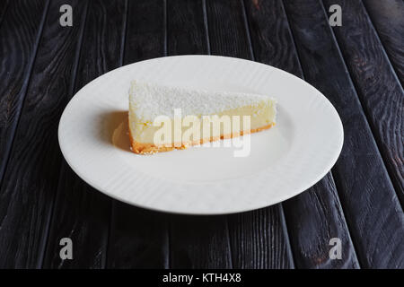 Klassische Käsekuchen auf Platte Stockfoto