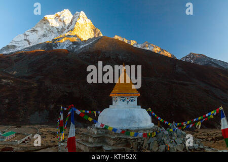 Buddhistische stupa auf Mountain Trekking im Himalaya, Nepal. Stockfoto