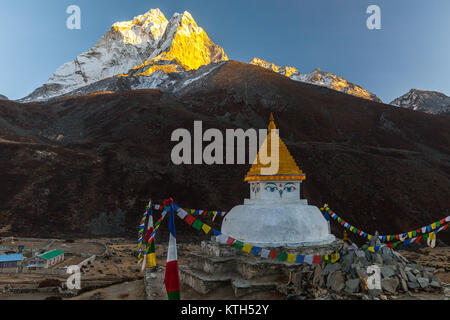 Buddhistische stupa auf Mountain Trekking im Himalaya, Nepal. Stockfoto