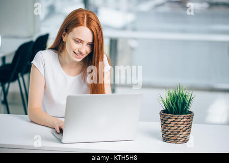 Frau Tippen auf Laptop am Arbeitsplatz Frau arbeiten im Home Office hand Tastatur Stockfoto