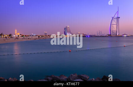 Dubai, VAE, 7. Juni 2016: Blick auf die weltweit berühmten Hotel Burj Al Arab und Jumeirah Beach in der Dämmerung Stockfoto