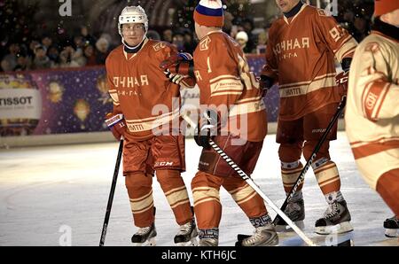 Der russische Präsident Wladimir Putin, Mitte, spielt in einer freundlichen Nacht Eishockey Liga Match im Freien auf dem Roten Platz 23 Dezember, 2017 in Moskau, Russland. Stockfoto