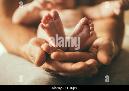 Mutter Des Neugeborenen Babys Fusse Kleine Fusse In Der Hand Der Frau Stockfotografie Alamy