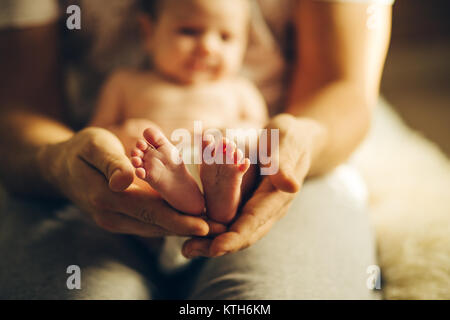 Baby Fuß in der Mutter. Die neugeborenen Babys Füße auf Händen Stockfoto