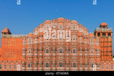 Vollmond über dem Hawa Mahal, Palast der Winde in Jaipur, Rajasthan, Indien Stockfoto