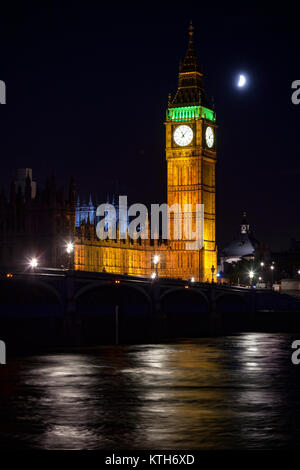 Londoner Stadtbild mit beleuchteten Elizabeth Tower aka Big Ben und der Westminster Bridge über die Themse in der Nacht Stockfoto