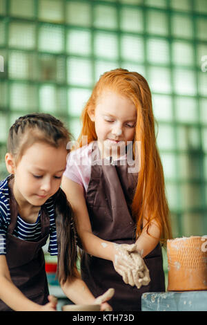 Arbeiten mit Ton Töpferscheibe. Zwei Mädchen Töpfern im Studio Stockfoto