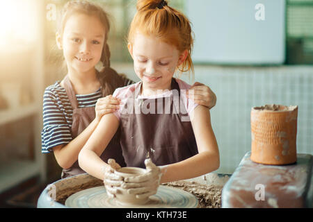 Arbeiten mit Ton Töpferscheibe. Zwei Mädchen Töpfern im Studio Stockfoto