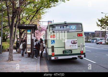 JAPAN, KYOTO - CA. APR, 2013: Zuverlässige und kostengünstige Busverbindungen in alle Teil der Stadt Kyoto. Ansicht von hinten an die Passagiere mit dem Bus. Japanisches publi Stockfoto