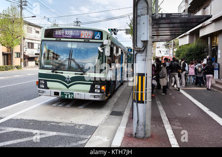 JAPAN, KYOTO - CA. APR, 2013: Asiatische Pkw nehmen Sie den Bus zur Haltestelle der alte Teil der Stadt Kyoto. Japanische öffentliche Verkehrsmittel Stockfoto