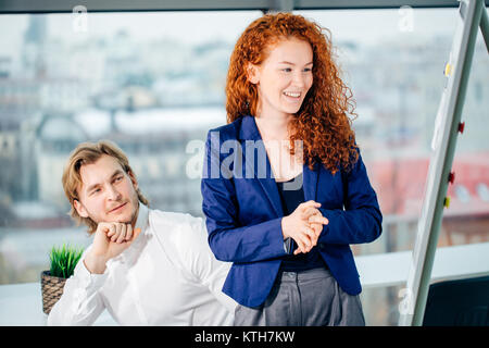 Business woman eine Präsentation halten zu den Kollegen im Büro Stockfoto