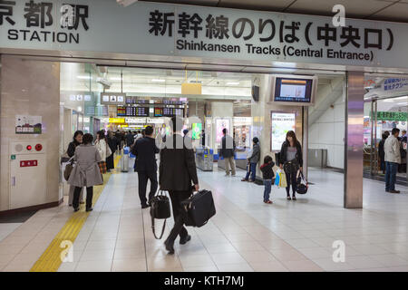 JAPAN, Tokio - CA. APR, 2013: Kanal zu den zentralen Eingang zu den Shinkansen Tracks ist in Kyoto Bahnhof. Masse der Fahrgäste ist in der Halle und Stockfoto