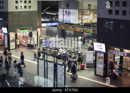 JAPAN, Tokio - CA. APR, 2013: Passagen zu den U-Plattformen durch die Tore. Kyoto U-Bahnstation befindet sich in niedrigen Niveau der größten Gebäude. Es ist ein m Stockfoto