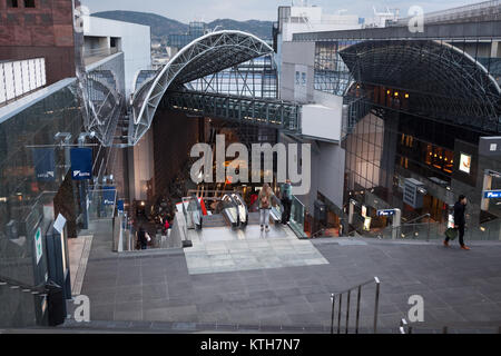 JAPAN, Tokio - CA. APR, 2013: Höhepunkt am Ende der Rolltreppen ist in Japanisch Einkaufszentrum der größten Kyoto Bahnhof. Eingang auf der Stockfoto