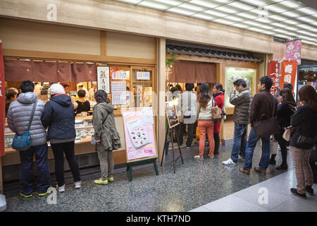 JAPAN, Tokio - CA. APR, 2013: Die Besucher stehen in der Warteschlange Eingang der Japanischen Restaurant Sushi keine Musashi. Es ist in der JR Kyoto Station am 8-jo Entra Stockfoto