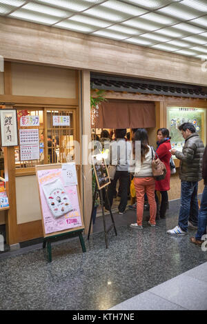 JAPAN, Tokio - CA. APR, 2013: Die Besucher stehen in der Warteschlange Eingang der Japanischen Restaurant Sushi keine Musashi. Es ist in der JR Kyoto Station am 8-jo Entra Stockfoto