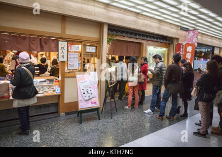 JAPAN, Tokio - CA. APR, 2013: Asiatische Besucher stehen in der Warteschlange japanisches Restaurant Sushi keine Musashi eingeben. Es ist in der JR Kyoto Station am 8-jo Entra Stockfoto