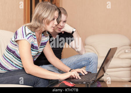 Besorgt kaukasischen Mann und Frau drucken Nachricht und auf dem Bildschirm des Laptops, Emotionen während Sie Spiele spielen oder e-commerce oder Glücksspiel Stockfoto