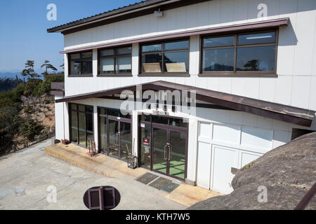 ITSUKUSHIMA, JAPAN - ca. April 2013: Bau von Shishiiwa Seil Way Station liegt auf dem Gipfel des Mount Misen auf der Insel Miyajima. Es ist die Ausfahrt auf der Sternwarte, Stockfoto