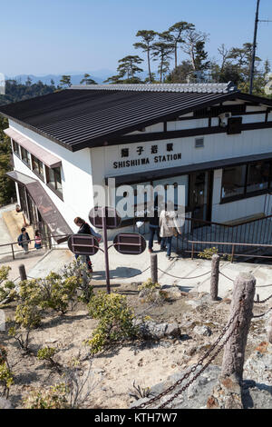 ITSUKUSHIMA, JAPAN - CA. APR, 2013: Die Shishiiwa Seil Way Station liegt auf dem Gipfel des Mount Misen in Miyajima. Es ist die Ausfahrt auf großer Ort magnific anzeigen Stockfoto